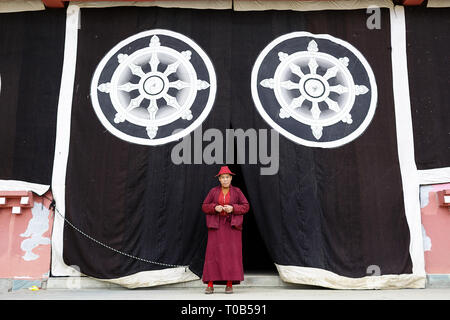 Nonnen im Ani Gompa Tagong Kloster, Tagong, autonomen Bezirk Garzê der Tibeter, Sichuan, China Stockfoto