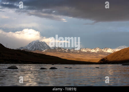 Atemberaubende Aussicht auf 5820 m Yala Snow Mountain (zhara Lhatse) oberhalb der Tagong Grasland, Sichuan, China Stockfoto