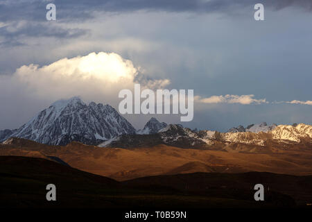 Atemberaubende Aussicht auf 5820 m Yala Snow Mountain (zhara Lhatse) oberhalb der Tagong Grasland, Sichuan, China Stockfoto