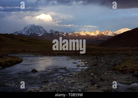 Atemberaubende Aussicht auf 5820 m Yala Snow Mountain (zhara Lhatse) oberhalb der Tagong Grasland, Sichuan, China Stockfoto