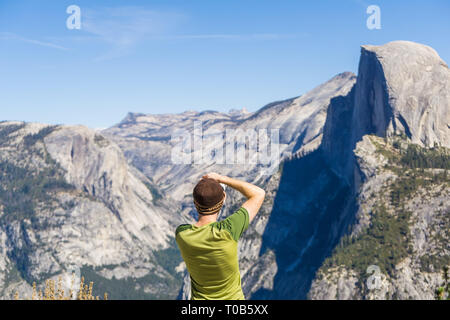 Ein männlicher Tourist, Bilder des Half Dome im Yosemite National Park, Kalifornien Stockfoto