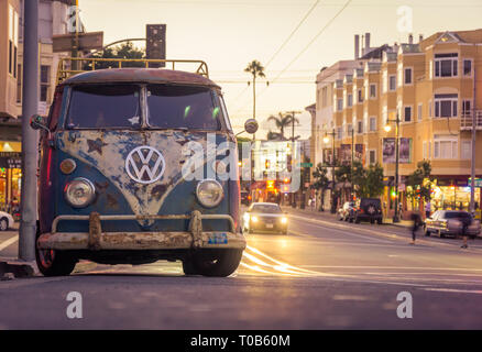 Einen alten VW Wohnmobil auf den Straßen von San Francisco geparkt Stockfoto