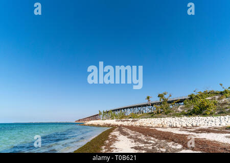 Bahia Honda State Park in den Florida Keys mit der Alten Bahia Honda Bridge im Hintergrund. Es hat seit vielen Jahren aufgegeben. Stockfoto