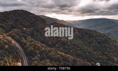 Luftaufnahme des Cherohala Skyway Road schlängelt sich durch die Berge bei Sonnenuntergang. Stockfoto