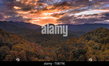 Antenne des Cherohala Skyway im Herbst bei einem Sonnenuntergang. Stockfoto