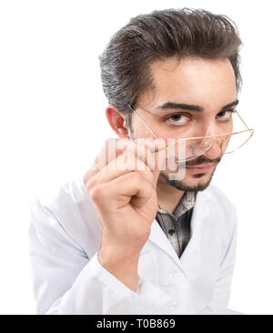 Ein Spaß geschossen von einer selbstbewussten Person im laborkittel Blick durch seine Brille mit Bestätigung und Know-how. Stockfoto