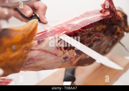 Kellner slicing Jamon (Prosciutto) Stockfoto