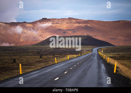 Straße in der geothermischen Tal von Hverir, Island. Wunderschöne Landschaft Stockfoto