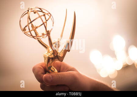 Detailansicht einer Hand, die Emmy Award Statue. Stockfoto