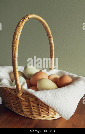 Bunte frisches Huhn Eier in einem Korb Stockfoto