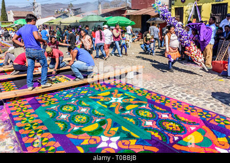 Antigua, Guatemala - März 11, 2018: Dekorieren gefärbte Sägespäne Fastenzeit Teppich Prozession Teppich in der Stadt mit den berühmten Heiligen Woche feiern. Stockfoto