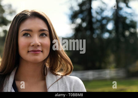 Junge Frau die Aussicht genießen im Freien. Stockfoto