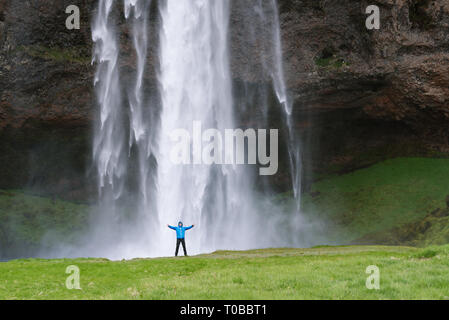 Der Wasserfall Seljalandsfoss in Island. Wunderschöne natürliche Sehenswürdigkeit Stockfoto