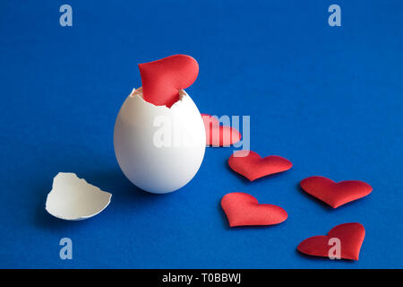Herzen aus der Eihülle minimal kreative Ostern und liebe Konzept. Stockfoto