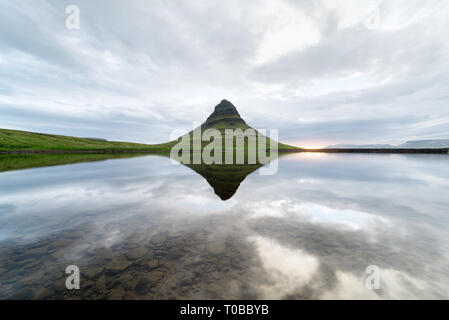 Berg Kirkyufell spiegelt sich in der Mirror Lake. Beliebte Touristenattraktion von Island. Ort in der Nähe der berühmten grundarfjordur Stadt auf der Halbinsel Sn Stockfoto