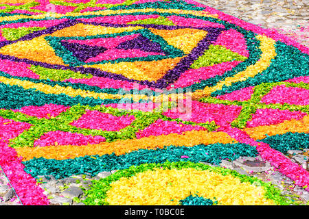 Antigua, Guatemala - März 25, 2018: Gefärbte Sägespäne Palmsonntagsprozession Teppich in der Stadt mit den berühmten Heiligen Woche feiern. Stockfoto