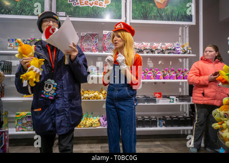 Ein Kostümierter Mario Bros Ventilator im Nintendo World Store im Rockefeller Center in New York auf der selbsternannten 'Mario' (Mar 10), am Sonntag, den 10. März 2019. (Â© Richard B. Levine) Stockfoto