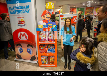 PepsiCo Frito-Lay tie-in im Nintendo World Store im Rockefeller Center in New York auf der selbsternannten 'Mario' (Mar 10), am Sonntag, den 10. März 2019. (Â© Richard B. Levine) Stockfoto