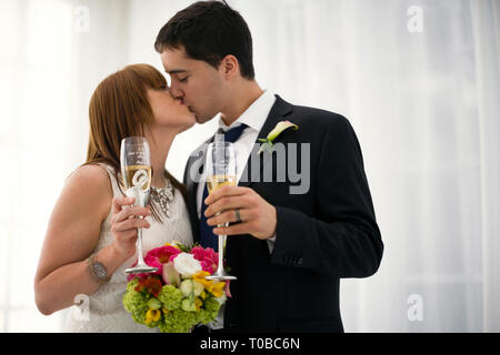 Braut und Bräutigam Küssen an der Hochzeit. Stockfoto