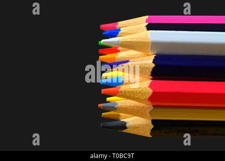 Buntstifte, auf einem weißen Hintergrund. Buntstifte auf schwarzem Hintergrund und Platz für Text oder Bild. Zurück zum Konzept der Schule. Zeichnung Stockfoto