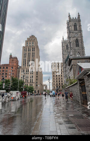 Montreal, Quebec, Kanada. Blick nach Osten hinunter Notre-Dame Street West in Richtung Basilika Notre-Dame auf der rechten Seite, gegenüber vom Place D'Armes, in der Altstadt von Montreal. Stockfoto