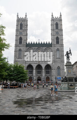 Montreal, Quebec, Kanada. Blick über den Place d'Armes in Notre-Dame-Basilika in der Altstadt von Montreal, Maisonneuve Denkmal auf der rechten Seite. Stockfoto