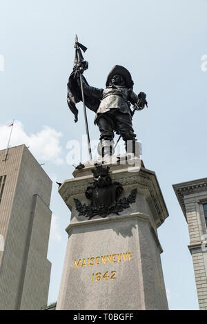 Montreal, Quebec, Kanada. Statue von Paul Chomedey de Maisonneuve, Gründer von Montreal, am Denkmal in der Mitte der Place d'Armes in der Altstadt von Montreal. Stockfoto