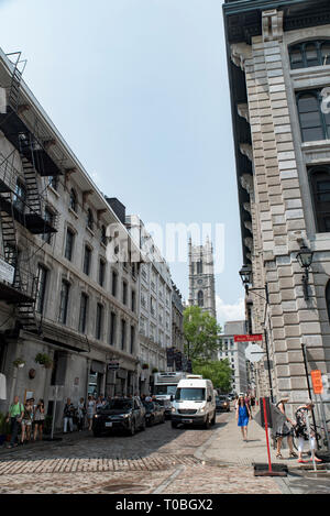 Montreal, Quebec, Kanada. Suchen von Saint Sulpice Straße von Saint Paul Street West Richtung Notre-Dame-Basilika in der Altstadt von Montreal. Stockfoto