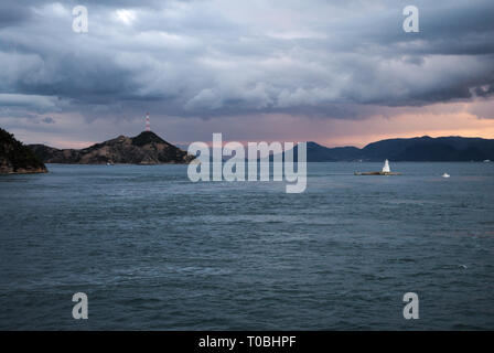 Fahrt mit der Fähre zwischen dem Hafen Uno, Präfektur Okayama auf Honshu nach Takamatsu, Präfektur Kagawa auf Shikoku, Japan Stockfoto