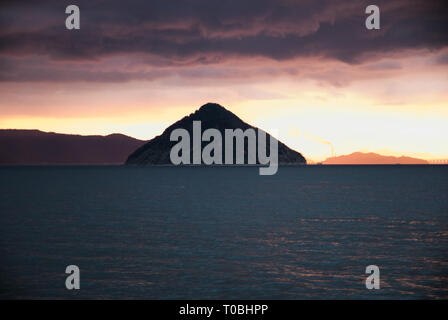 Fahrt mit der Fähre zwischen dem Hafen Uno, Präfektur Okayama auf Honshu, nach Takamatsu, Präfektur Kagawa auf Shikoku, Japan Stockfoto