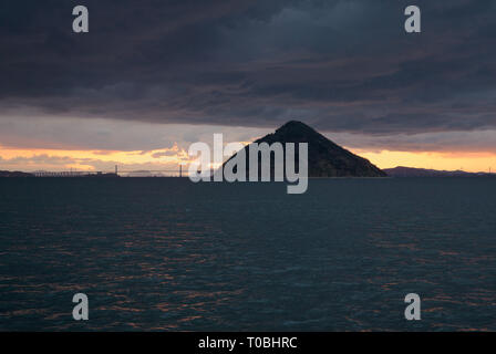 Fahrt mit der Fähre zwischen dem Hafen Uno, Präfektur Okayama auf Honshu, nach Takamatsu, Präfektur Kagawa auf Shikoku, Japan Stockfoto