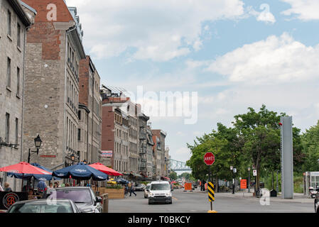 Montreal, Quebec, Kanada. Blick nach Osten zur Rue de La Commune Osten in der Nähe von Saint Laurent Boulevard auf Menschen und Gebäude in der Altstadt von Montreal. Stockfoto