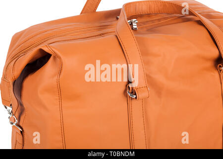 Orange-braunen Leder Tasche für Aufbewahrung von Sachen und Reisen auf einem weißen Hintergrund isoliert. Gepäck, handgefertigten Koffer Stockfoto
