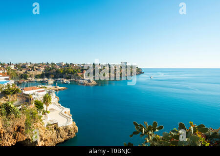 Zerklüftete Küste rund um den Hafen von Yavuz Ozcan Park in Antalya, Türkei gesehen. Horizontale Stockfoto