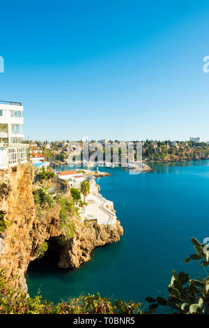 Eingang zum Meer Höhle, von Yavuz Ozcan Park mit Hafen im Hintergrund in Antalya, Türkei gesehen. Vertikale Stockfoto