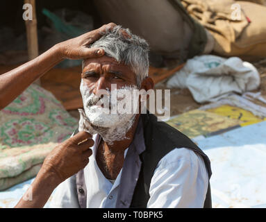 Rasieren Männer auf der Straße in Indien Stockfoto