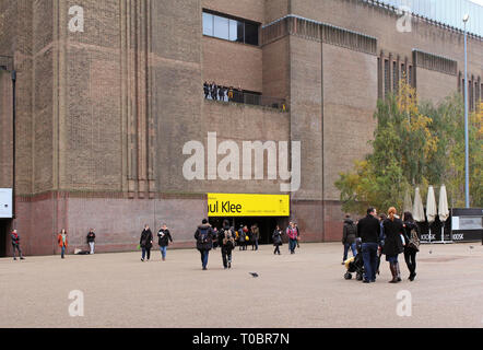 London, Großbritannien, 17. November 2013: Tate Modern Museum Eingang in London mit Menschen warten vor und Spazieren in den vorderen zu erhalten. Stockfoto