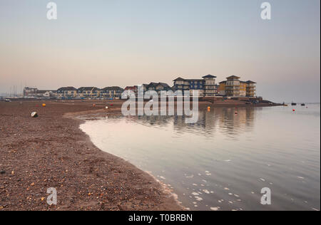 Ein abendlicher Blick von der Mündung des Flusses Exe bei Ebbe, Exmouth, Devon, Großbritannien. Stockfoto