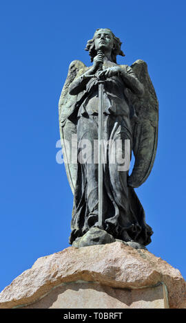 Die Skulptur eines geflügelten Engel Holding ein Schwert steht auf einem Denkmal in der historischen Doppelpunkt Friedhof (Cementerio de Cristóbal Colón) in Havanna, Kuba. Stockfoto