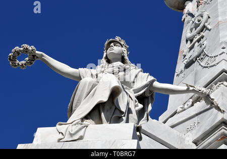 Detail einer Skulptur auf dem Erarbeiten von Feuerwehrleuten Monument, das sich in der historischen Doppelpunkt Friedhof (Cementerio de Cristóbal Colón) in Havanna, Kuba. Stockfoto