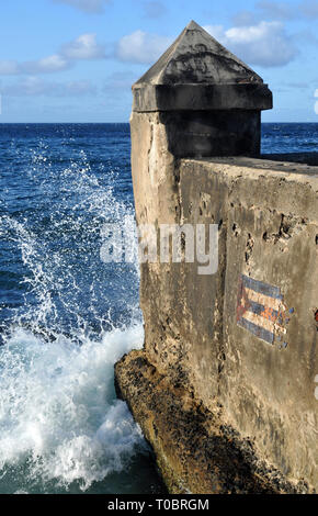 Wellen gegen den Malecón in Havanna, Kuba, ein uferdamm und Esplanade stretching 8 Kilometer (5 Meilen) entlang der Küste. Stockfoto
