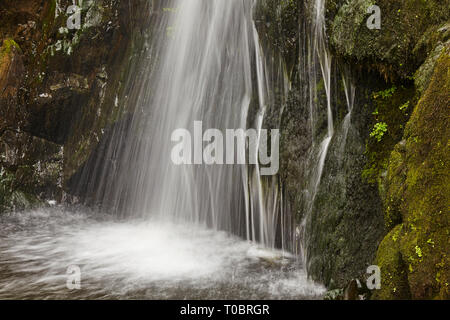 Wasserfall in einem Wasserfall an der Speke Mühle Mund, Hartland Quay, North Devon, Großbritannien. Stockfoto