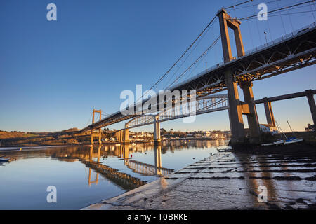 Eine Dämmerung Blick auf dem Tamar Brücken, über die Hamoaze, Mündung des River Tamar, Plymouth verknüpfen in Devon und Cornwall in Saltash, Großbritannien. Stockfoto