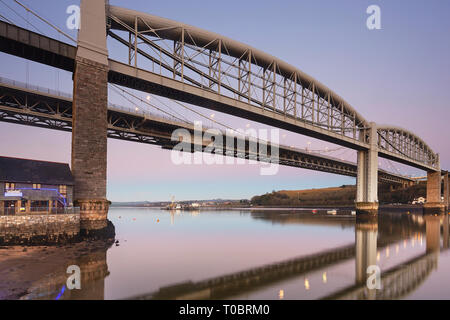 Eine Dämmerung Blick auf dem Tamar Brücken, über die Hamoaze, Mündung des River Tamar, Plymouth verknüpfen in Devon und Cornwall in Saltash, Großbritannien. Stockfoto