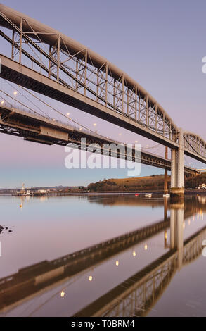 Eine Dämmerung Blick auf dem Tamar Brücken, über die Hamoaze, Mündung des River Tamar, Plymouth verknüpfen in Devon und Cornwall in Saltash, Großbritannien. Stockfoto