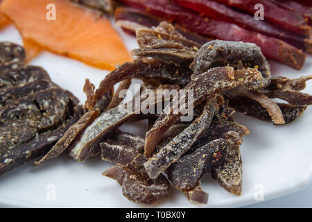 Geräuchertes Fleisch zu Bier. Wild, Fleisch Wurst, gesalzen roten Fischen. Bier kit Fleischgericht Stockfoto
