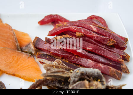 Geräuchertes Fleisch zu Bier. Wild, Fleisch Wurst, gesalzen roten Fischen. Bier kit Fleischgericht Stockfoto