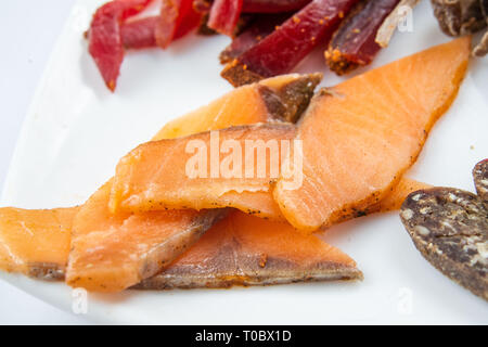 Geräuchertes Fleisch zu Bier. Wild, Fleisch Wurst, gesalzen roten Fischen. Bier kit Fleischgericht Stockfoto