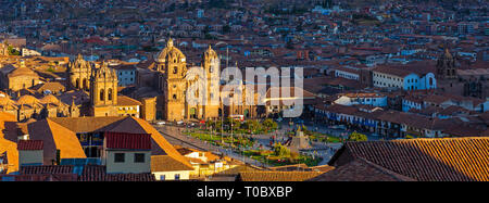 Panorama Foto des alten Inkahauptstadt Cusco bei Sonnenuntergang mit der Plaza de Armas, der Kathedrale und Compania de Jesus Jesuitenkirche, Peru. Stockfoto