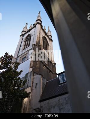 Blick auf den Turm von St. Dunstan im Osten Kathedrale in London. Stockfoto